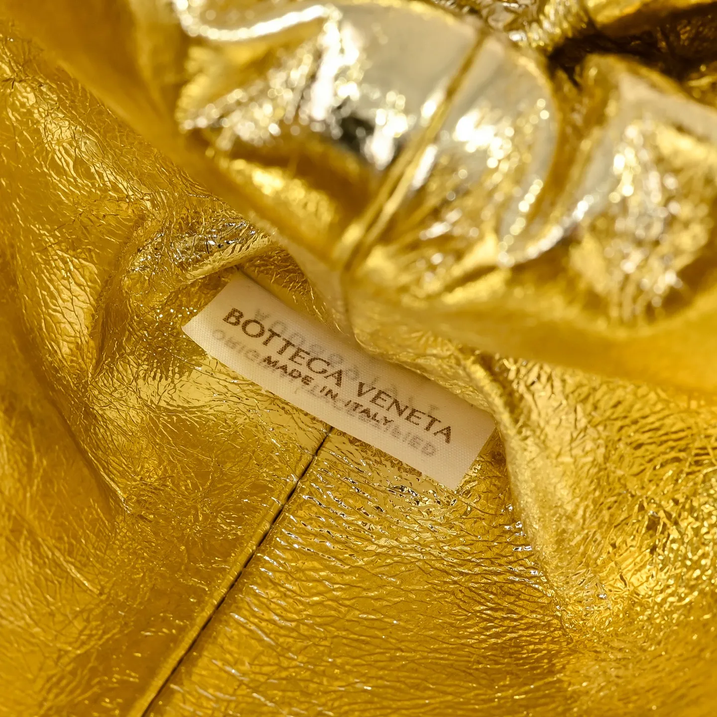 Batch 1880 BOTTEGA VENETA LAUREN 1980 small clutch bag is new! The small size that many people are squatting on is finally here. The self-adjustable zipper is a highlight of this bag. After being removed, it can be used as a handbag for important occasions. One bag unlocks two carrying methods at the same time. It is practical and has a unique sense of structure and beautiful lines. It is more elegant than a small cloud. It is a tribute to the classics and the pursuit of modernity. Style number: 4038 Size: 27*15*8cm